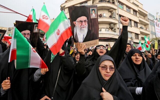 Des Iraniennes manifestent à Téhéran, le 25 novembre 2019. (Crédit : ATTA KENARE / AFP) Des Iraniennes manifestent à Téhéran, le 25 novembre 2019. (Crédit : ATTA KENARE / AFP)
