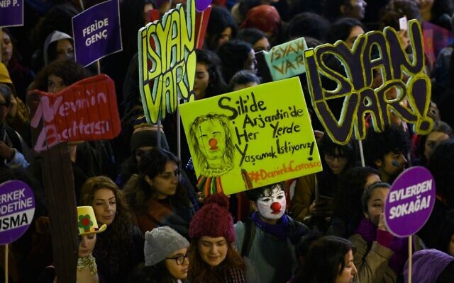 Des militantes des droits des femmes participent à une marche sur l'avenue Istiklal en direction de la place Taksim à Istanbul le 25 novembre 2019 pour protester contre la violence sexiste à l'occasion de la Journée internationale pour l'élimination de la violence à l'égard des femmes. (Crédit : Yasin AKGUL / AFP)