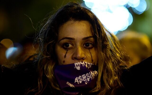 Une femme avec des larmes peintes sur son visage assiste à une manifestation pour marquer la Journée internationale pour l'élimination de la violence à l'égard des femmes à Madrid, le 25 novembre 2019. (Crédit : OSCAR DEL POZO / AFP)