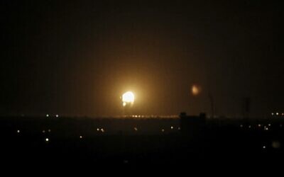 Une boule de feu suite à une frappe israélienne à Khan Younès, dans le sud de la bande de Gaza, le 27 novembre 2019 (Crédit : SAID KHATIB / AFP) Une boule de feu suite à une frappe israélienne à Khan Younès, dans le sud de la bande de Gaza, le 27 novembre 2019 (Crédit : SAID KHATIB / AFP)