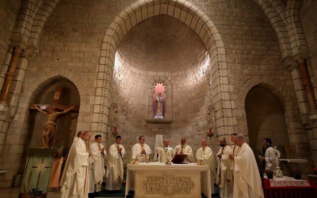 Le Nonce apostolique en Terre Sainte Leopoldo Girelli (C) anime une messe à la chapelle Notre-Dame de Jérusalem, en ouverture des célébrations de l'arrivée d'un petit morceau de la Relique du berceau de Jésus, un cadeau du Pape François, le 29 novembre 2019. (Crédit : GALI TIBBON / AFP)