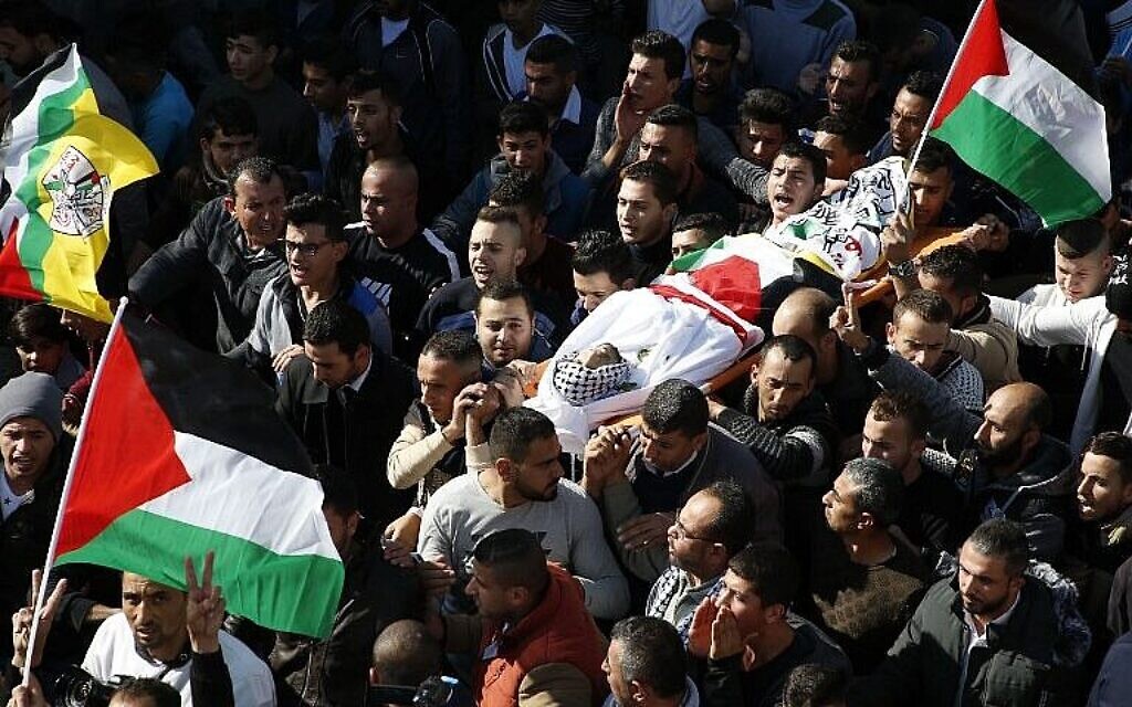 Des arabes de Cisjordanie portent le corps de Mohammed Aqal, un terroriste palestinien tué après avoir attaqué à coups de couteau un agent de la police des frontières, lors de ses funérailles dans le village de Beit Ula, en Cisjordanie, le 16 décembre 2017. (AFP Photo/ Hazem Bader) Des arabes de Cisjordanie portent le corps de Mohammed Aqal, un terroriste palestinien tué après avoir attaqué à coups de couteau un agent de la police des frontières, lors de ses funérailles dans le village de Beit Ula, en Cisjordanie, le 16 décembre 2017. (AFP Photo/ Hazem Bader)