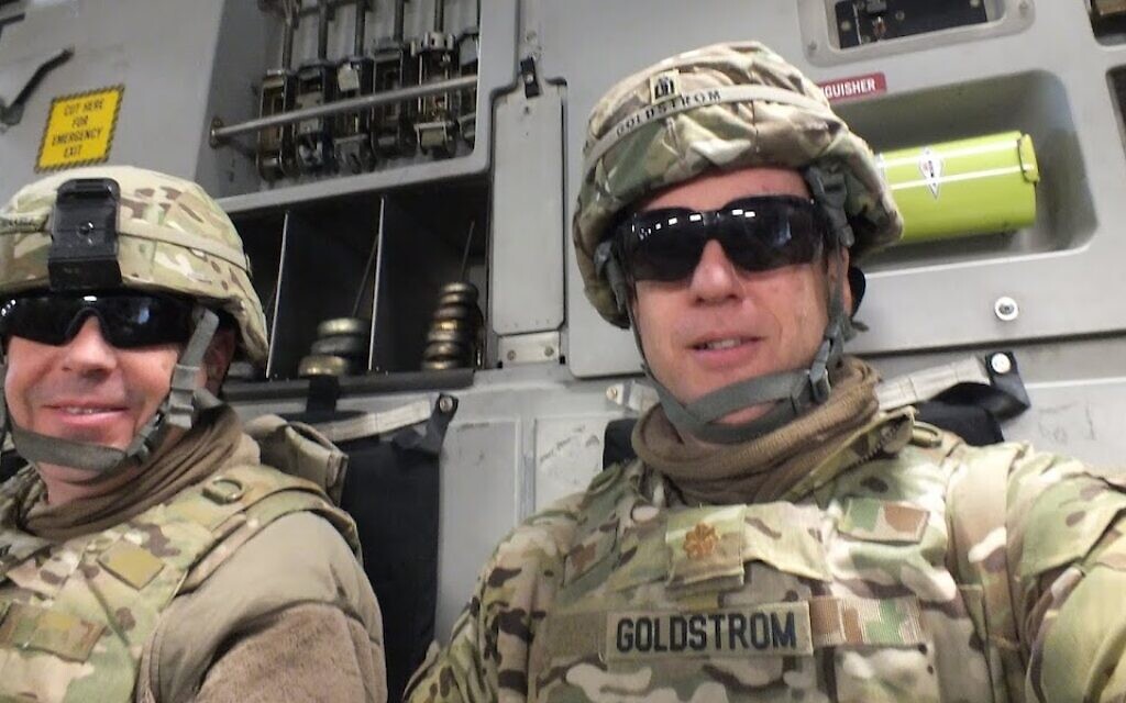 David Goldstrom (à droite) avec son aumônier adjoint en Afghanistan, le Sgt David Teakell, se rendant dans d'autres bases et avant-postes en 2013 pour visiter le personnel militaire. (Avec l'aimable autorisation de Goldstrom via JTA)