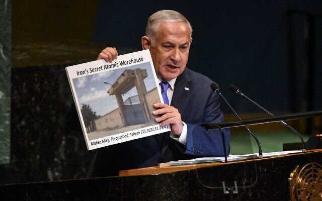 Le Premier ministre Benjamin Netanyahu montre un document portant sur un site atomique iranien présumé lors d'un discours de l'Assemblée générale des Nations unies, le 27 septembre 2018 à  New York. (Crédit : Stephanie Keith/Getty Images/AFP)