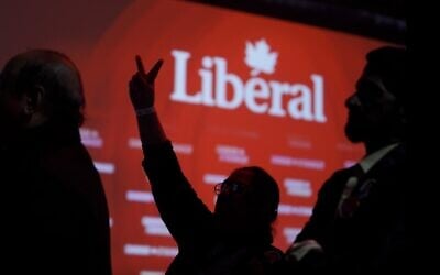 Les partisans regardent les résultats électoraux de Justin Trudeau au siège des Libéraux à Montréal, au Canada, le 21 octobre 2019 (Crédit : Cole Burston/Getty Images/AFP) Les partisans regardent les résultats électoraux de Justin Trudeau au siège des Libéraux à Montréal, au Canada, le 21 octobre 2019 (Crédit : Cole Burston/Getty Images/AFP)
