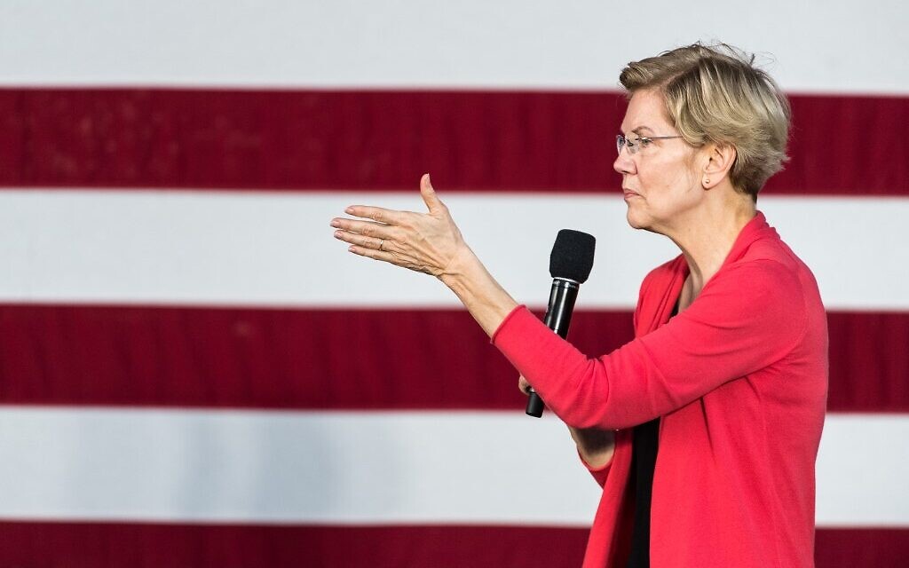 La candidate démocrate à l'investiture présidentielle, la sénatrice Elizabeth Warren (Massachusetts) s'adresse à une foule devant le Francis Marion Performing Arts Center, le 26 octobre 2019 à Florence (Caroline du Sud). (Crédit : Sean Rayford/Getty Images/AFP) La candidate démocrate à l'investiture présidentielle, la sénatrice Elizabeth Warren (Massachusetts) s'adresse à une foule devant le Francis Marion Performing Arts Center, le 26 octobre 2019 à Florence (Caroline du Sud). (Crédit : Sean Rayford/Getty Images/AFP)