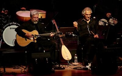 Brian Keane (gauche) et Omar Farouk Tekbilek sur scène au Carnegie Hall de New York (Autorisation : Brian Keane)
