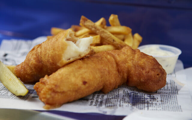 Le Fish and chips, le plat britannique emblématique, a des racines juives. (Getty Images/via JTA) Le Fish and chips, le plat britannique emblématique, a des racines juives. (Getty Images/via JTA)