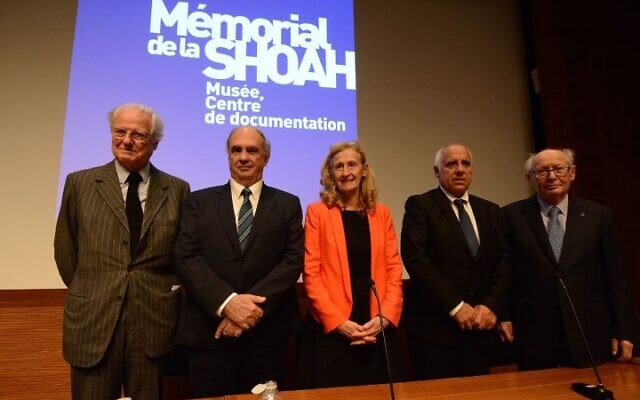 Eric de Rothschild, Antonio Augusto Cancado Trindade, Nicole Belloubet, Bruno Cathala et Serge Klarsfeld, lors de la remise officielle des archives numérisées du Tribunal de Nuremberg, le 10 octobre au Mémorial de la Shoah, à Paris. (Crédit : Mémorial de la Shoah / Michel Isaac) Eric de Rothschild, Antonio Augusto Cancado Trindade, Nicole Belloubet, Bruno Cathala et Serge Klarsfeld, lors de la remise officielle des archives numérisées du Tribunal de Nuremberg, le 10 octobre au Mémorial de la Shoah, à Paris. (Crédit : Mémorial de la Shoah / Michel Isaac)