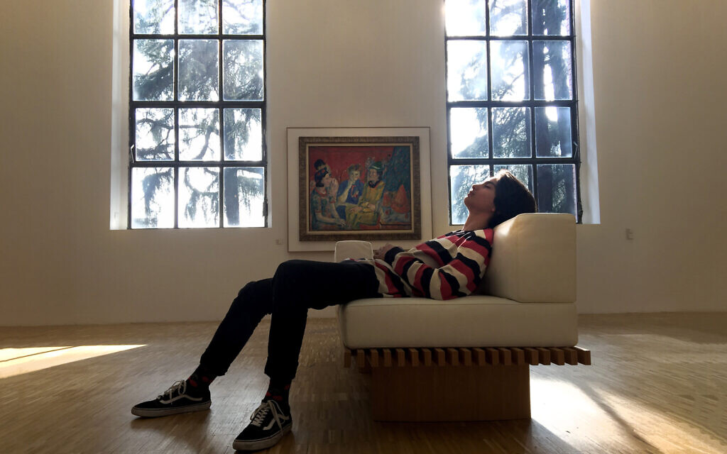 Ari Nesher à la Triennale de Milan, en Italie (Crédit : Iris Nesher)