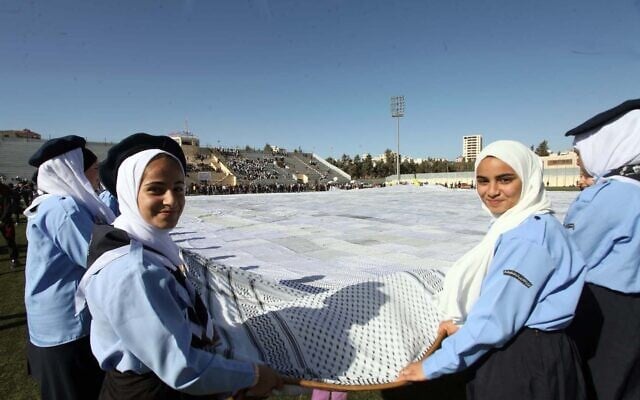 Un keffieh gigantesque a été présenté cette semaine lors d'une cérémonie dans un stade de football dans une ville du sud de la Cisjordanie près de Hébron. (Crédit : Wafa)