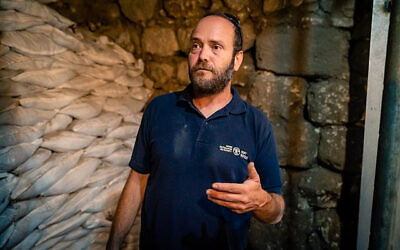 L'archéologue Ari Levy sur le site de fouilles archéologiques de la Cité de David à Jérusalem, le 24 septembre 2019 (Crédit : Luke Tress/Times of Israel)