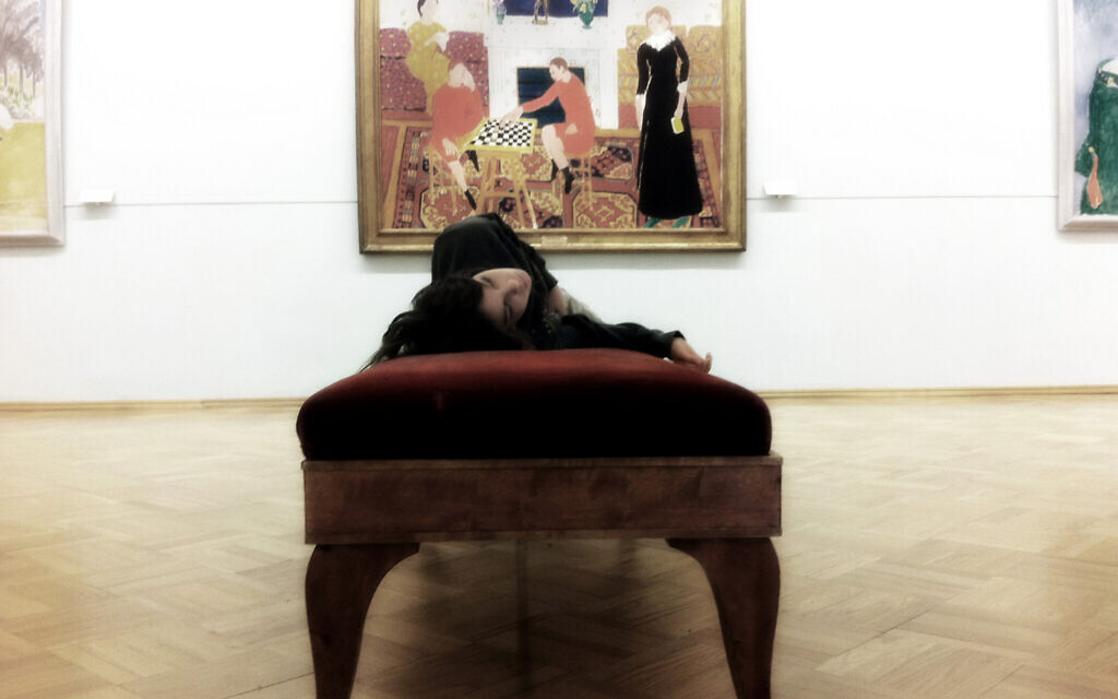 Ari Nesher au musée de l'Hermitage de Saint Petersburg, en Russie, en 2010 (Crédit : Iris Nesher)