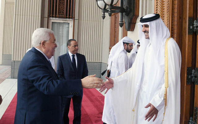 Mahmoud Abbas, président de l'Autorité palestinienne,rencontre l'émir du Qatar, Tamim ben Hamad Al Thani à Doha, le 21 août 2014. (Crédit : Thaer Ghanem/PPO/AFP)