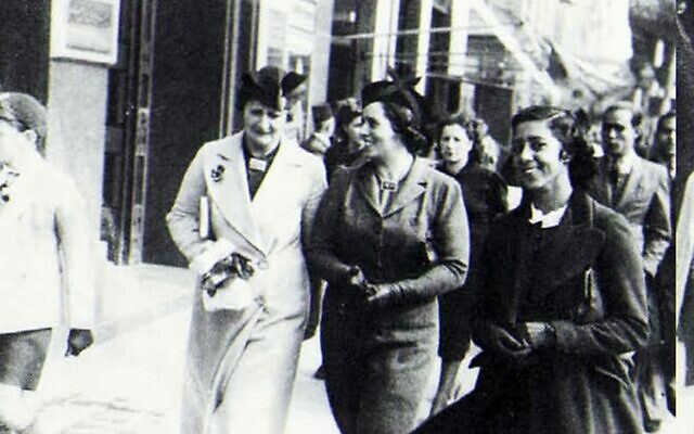 Des passantes juives, rue Fouad, au Caire, en 1939. (Crédit : Le Second Exode)