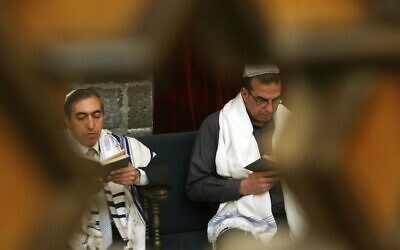 Des Juifs syriens célèbrent la fête de Pessah à la synagogue al-Firenj dans le centre de Damas, en Syrie, le 20 avril 2018. (AP Photo/Bassem Tellawi, File) Des Juifs syriens célèbrent la fête de Pessah à la synagogue al-Firenj dans le centre de Damas, en Syrie, le 20 avril 2018. (AP Photo/Bassem Tellawi, File)