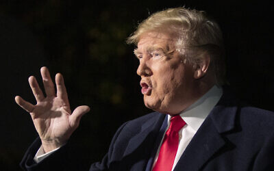 Le président Donald Trump s'exprime devant les journalistes à la Maison Blanche à Washington alors qu'il se prépare à s'envoler pour New York,le 2 novembre 2019 (Crédit :  AP Photo/Manuel Balce Ceneta)