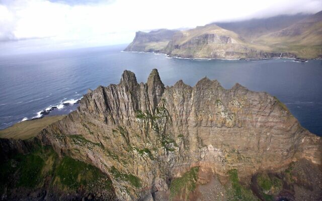 Vue aérienne de l'îlot de Tindholmur, au large de l'île de Vagar aux îles Féroé, le 25 mai 2007 (Crédit : AP Photo/John McConnico) Vue aérienne de l'îlot de Tindholmur, au large de l'île de Vagar aux îles Féroé, le 25 mai 2007 (Crédit : AP Photo/John McConnico)