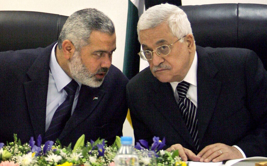Le président de l'Autorité palestinienne Mahmoud Abbas (à droite) et le Premier ministre palestinien Ismail Haniyeh du Hamas (à gauche) à la tête de la première réunion du cabinet du nouveau gouvernement de coalition au bureau d'Abbas à Gaza, le 18 mars 2007. (AP Photo/Khalil Hamra, File) Le président de l'Autorité palestinienne Mahmoud Abbas (à droite) et le Premier ministre palestinien Ismail Haniyeh du Hamas (à gauche) à la tête de la première réunion du cabinet du nouveau gouvernement de coalition au bureau d'Abbas à Gaza, le 18 mars 2007. (AP Photo/Khalil Hamra, File)