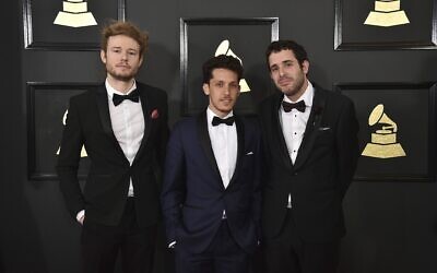 De gauche à droite : Vania Heymann, Gal Muggia, et Natan Schottenfels arrivent à la 59e cérémonie des Grammy Awards, au Staples Center de Los Angeles, le 12 février 2017. (Crédit : Jordan Strauss/Invision/AP)