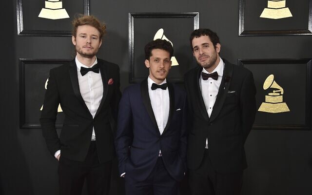 De gauche à droite : Vania Heymann, Gal Muggia, et Natan Schottenfels arrivent à la 59e cérémonie des Grammy Awards, au Staples Center de Los Angeles, le 12 février 2017. (Crédit : Jordan Strauss/Invision/AP) De gauche à droite : Vania Heymann, Gal Muggia, et Natan Schottenfels arrivent à la 59e cérémonie des Grammy Awards, au Staples Center de Los Angeles, le 12 février 2017. (Crédit : Jordan Strauss/Invision/AP)