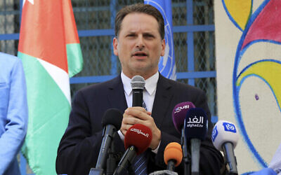 Pierre Krahenbuhl, Commissaire général de l'Office de secours et de travaux des Nations Unies pour les réfugiés de Palestine (UNRWA), assiste à une cérémonie marquant le début de l'année scolaire dans une école de l'UNRWA dans le camp de réfugiés palestiniens Al-Wehdat, à Amman, le 2 septembre 2018. (Photo AP / Raad Adayleh)
