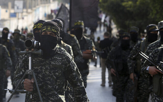 Des membres palestiniens des Brigades Al-Qods, la branche militaire de l'organisation terroriste du Jihad islamique palestinien, marchent avec leurs armes pour montrer leur loyauté envers Ziad al-Nakhalah, le dirigeant palestinien nouvellement élu du mouvement soutenu par l'Iran, lors d'une manifestation dans les rues de Gaza, le 4 octobre 2018. (AP Photo/Adel Hana) Des membres palestiniens des Brigades Al-Qods, la branche militaire de l'organisation terroriste du Jihad islamique palestinien, marchent avec leurs armes pour montrer leur loyauté envers Ziad al-Nakhalah, le dirigeant palestinien nouvellement élu du mouvement soutenu par l'Iran, lors d'une manifestation dans les rues de Gaza, le 4 octobre 2018. (AP Photo/Adel Hana)