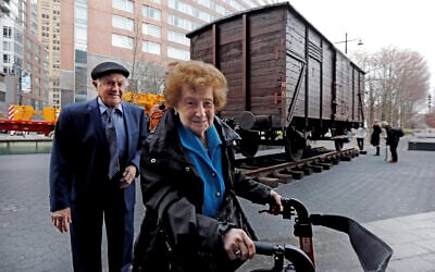 Les survivants de la Shoah Leon Kaner, 94 ans, et son épouse , Ray Kaner, 92 ans, devant un wagon plombé allemand comme ceux utilisés pour transporter les Juifs à  Auschwitz et dans les autres camps de la mort aux abords du  Museum of Jewish Heritage, à New York, le 31 mars 2019 (Crédit : AP Photo/Richard Drew)