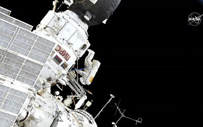 Dans cette image réalisée à partir d'une vidéo fournie par la NASA, le commandant de l'expédition 59, Oleg Kononenko, au centre, participe à une sortie dans l'espace à l'extérieur de la Station spatiale internationale avec le mécanicien de bord Alexey Ovchinin, le mercredi 29 mai 2019. (NASA via AP)