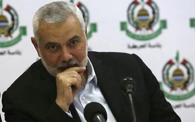 Le leader du Hamas, Ismail Haniyeh, assiste à une réunion avec des journalistes étrangers à l'hôtel al-Mat'haf à Gaza, le 20 juin 2019. (AP Photo/Adel Hana)