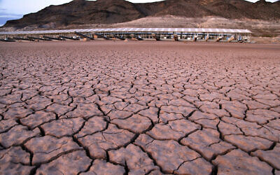 ARCHIVE - Photo du 16 juillet 2014 : ce qui était autrefois une marina se trouve en hauteur et à sec en raison du retrait du lac Mead dans la zone nationale de loisirs du lac Mead en Arizona. On s'attend à des variations extrêmes du temps dans le cadre d'un climat changeant. (Crédit : AP Photo/John Locher, File)