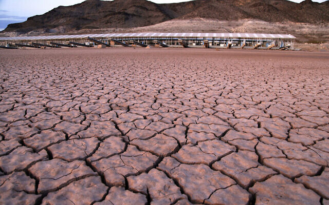 ARCHIVE - Photo du 16 juillet 2014 : ce qui était autrefois une marina se trouve en hauteur et à sec en raison du retrait du lac Mead dans la zone nationale de loisirs du lac Mead en Arizona. On s'attend à des variations extrêmes du temps dans le cadre d'un climat changeant. (Crédit : AP Photo/John Locher, File) ARCHIVE - Photo du 16 juillet 2014 : ce qui était autrefois une marina se trouve en hauteur et à sec en raison du retrait du lac Mead dans la zone nationale de loisirs du lac Mead en Arizona. On s'attend à des variations extrêmes du temps dans le cadre d'un climat changeant. (Crédit : AP Photo/John Locher, File)
