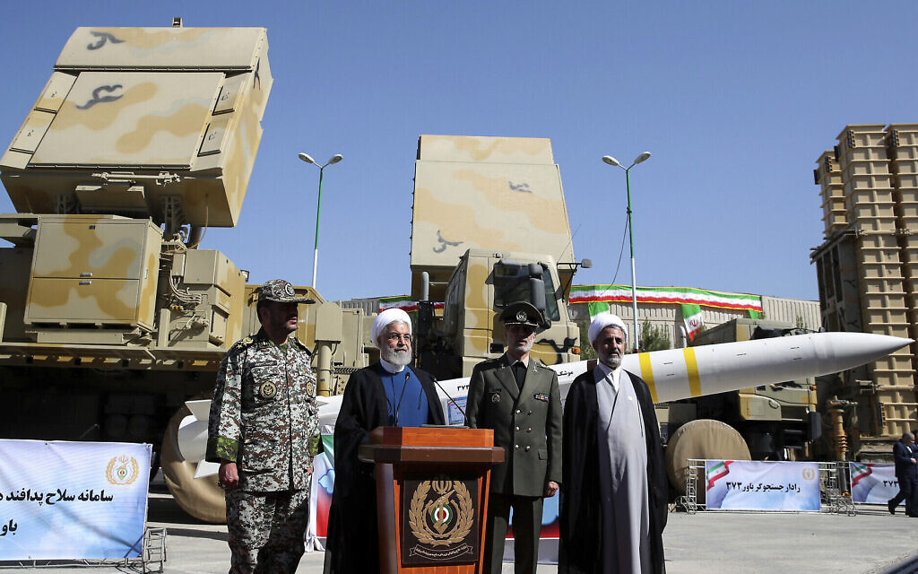 Le président Hassan Rouhani, (deuxième à gauche), prend la parole lors d'une cérémonie de dévoilement du Bavar-373, un système de missile sol-air à longue portée fabriqué en Iran, exposé à l'arrière, alors que son ministre de la Défense, le général Amir Hatami, (deuxième à droite), commandant des forces armées de défense aérienne, le général Alireza Sabahifard, et le président du Commission parlementaire pour la sécurité nationale et la politique étrangère Mojtaba Zolnour, l'écoutent dans une zone confidentielle en Iran le 22 août 2019. (Bureau de la présidence iranienne via AP) Le président Hassan Rouhani, (deuxième à gauche), prend la parole lors d'une cérémonie de dévoilement du Bavar-373, un système de missile sol-air à longue portée fabriqué en Iran, exposé à l'arrière, alors que son ministre de la Défense, le général Amir Hatami, (deuxième à droite), commandant des forces armées de défense aérienne, le général Alireza Sabahifard, et le président du Commission parlementaire pour la sécurité nationale et la politique étrangère Mojtaba Zolnour, l'écoutent dans une zone confidentielle en Iran le 22 août 2019. (Bureau de la présidence iranienne via AP)