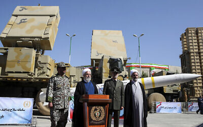 Le président Hassan Rouhani, (deuxième à gauche), prend la parole lors d'une cérémonie de dévoilement du Bavar-373, un système de missile sol-air à longue portée fabriqué en Iran, exposé à l'arrière, alors que son ministre de la Défense, le général Amir Hatami, (deuxième à droite), commandant des forces armées de défense aérienne, le général Alireza Sabahifard, et le président du Commission parlementaire pour la sécurité nationale et la politique étrangère Mojtaba Zolnour, l'écoutent dans une zone confidentielle en Iran le 22 août 2019. (Bureau de la présidence iranienne via AP) Le président Hassan Rouhani, (deuxième à gauche), prend la parole lors d'une cérémonie de dévoilement du Bavar-373, un système de missile sol-air à longue portée fabriqué en Iran, exposé à l'arrière, alors que son ministre de la Défense, le général Amir Hatami, (deuxième à droite), commandant des forces armées de défense aérienne, le général Alireza Sabahifard, et le président du Commission parlementaire pour la sécurité nationale et la politique étrangère Mojtaba Zolnour, l'écoutent dans une zone confidentielle en Iran le 22 août 2019. (Bureau de la présidence iranienne via AP)