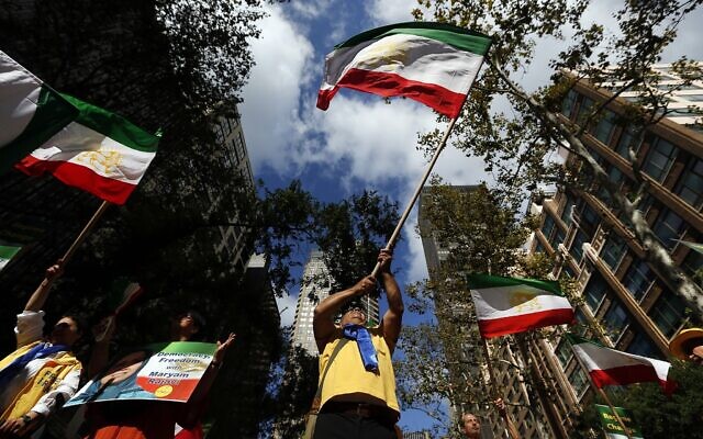 Les partisans du changement de régime en Iran se rassemblent devant le siège des Nations Unies le premier jour du débat général à l'Assemblée générale des Nations Unies, le 24 septembre 2019, à New York. (AP Photo/Jason DeCrow)