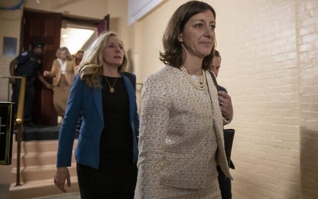 La représentante Elaine Luria, à droite, suivie par la représentante Abigail Spanberger, à gauche, quitte une rencontre du caucus démocrate de la chambre avec la présidente de la chambre Nancy Pelosi au capitole, le 24 septembre 2019 (Crédit : AP Photo/J. Scott Applewhite) La représentante Elaine Luria, à droite, suivie par la représentante Abigail Spanberger, à gauche, quitte une rencontre du caucus démocrate de la chambre avec la présidente de la chambre Nancy Pelosi au capitole, le 24 septembre 2019 (Crédit : AP Photo/J. Scott Applewhite)