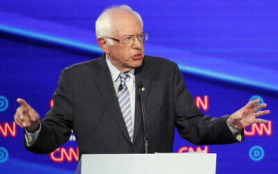 Le candidat démocrate à l'élection présidentielle, le sénateur Bernie Sanders, Indépendant du Vermont, prend la parole lors d'un débat aux primaires organisé par CNN/"New York Times" à la Otterbein University, le 15 octobre 2019, à Westerville, Ohio. (John Minchillo/AP)