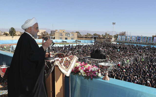 Le président iranien Hassan Rouhani lors d'un rassemblement public dans la ville de Rafsanjan dans la province de Kerman, au sud-ouest de l'Iran, le 11 novembre 2019 (Crédit : Présidence iranienne via AP)
