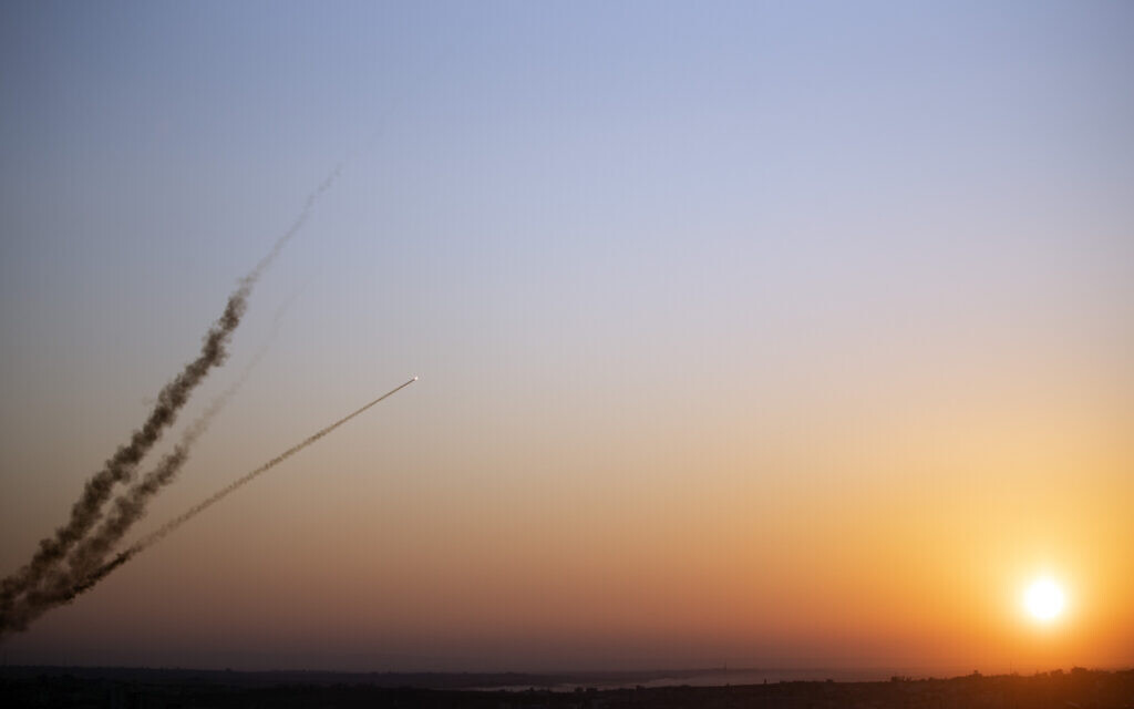 Des roquettes lancées depuis la bande de Gaza vers Israël, le 12 novembre 2019. (Crédit : AP Photo/Khalil Hamra)
