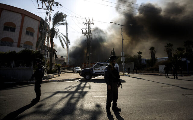 Photo d'illustration : La police monte la garde près d'une usine frappér par une roquette tirée depuis Gaza dans le sud d'Israël, à Sdérot, le 12 novembre 2019 (Crédit : AP Photo/Tsafrir Abayov) Photo d'illustration : La police monte la garde près d'une usine frappér par une roquette tirée depuis Gaza dans le sud d'Israël, à Sdérot, le 12 novembre 2019 (Crédit : AP Photo/Tsafrir Abayov)