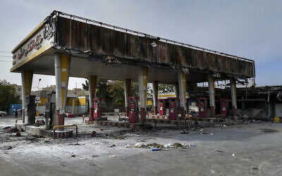 Une station service incendiée par des manifestants à Téhéran, le 17 novembre 2019. (Crédit : Abdolvahed Mirzazadeh/ISNA via AP)