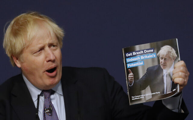 Le Premier ministre britannique Boris Johnson présente le manifeste du Parti conservateur pour les élections législatives, le 24 novembre 2019. Le scrutin est prévu le 12 décembre. (Crédit : AP Photo/Frank Augstein) Le Premier ministre britannique Boris Johnson présente le manifeste du Parti conservateur pour les élections législatives, le 24 novembre 2019. Le scrutin est prévu le 12 décembre. (Crédit : AP Photo/Frank Augstein)