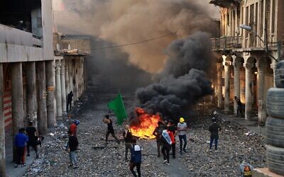 Manifestation anti-gouvernment à Bagdad, le 28 novembre 2019. (Crédit : AP Photo/Khalid Mohammed)