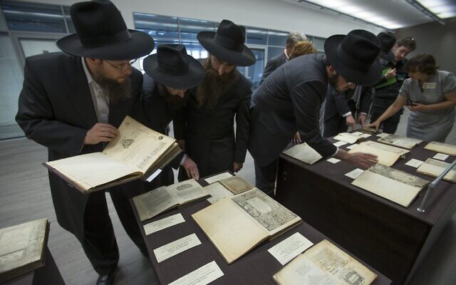 Des visiteurs examinent des livres avant la visite de Vladimir Poutine à la bibliothèque de la famille Schneerson de rabbins hassidiques au Musée juif de Moscou, le 13 juin 2013. (Crédit : AP Photo/Alexander Zemlianichenko) Des visiteurs examinent des livres avant la visite de Vladimir Poutine à la bibliothèque de la famille Schneerson de rabbins hassidiques au Musée juif de Moscou, le 13 juin 2013. (Crédit : AP Photo/Alexander Zemlianichenko)