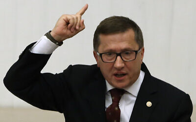 Le député nationaliste de l'opposition Lutfu Turkkan à Ankara, en Turquie, le 6 mai 2014 (Crédit : AP Photo/Burhan Ozbilici)