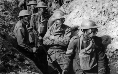 Des soldats de l'infanterie australienne pendant la Première Guerre mondiale portant des masques anti-gaz. (Crédit : Australian War Memorial / Domaine public)