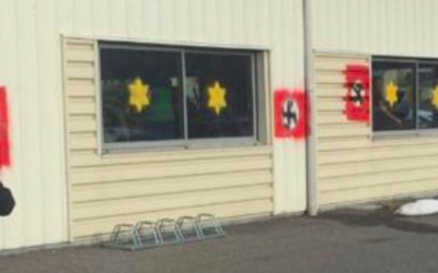 Des tags antisémites ont été découverts mercredi sur la façade d'une salle de sport de Briançon (Hautes Alpes). (Crédit : capture d’écran Twitter)