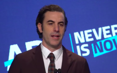 Sacha Baron Cohen prononce un discours à l'ADL, le 21 novembre 2019 (Crédit : capture d'écran YouTube)