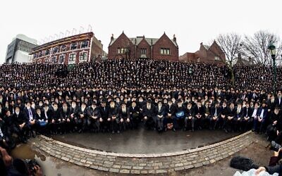 Des milliers de rabbins émissaires du mouvement Habad-Loubavitch prennent la pose pour leur "photo de classe" annuelle devant le siège du Habad à Crown Heights, Brooklyn, le 24 novembre 2019. (Crédit : Mendel Grossbaum / Chabad.org via JTA)