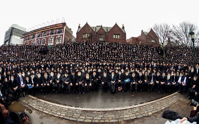 Des milliers de rabbins émissaires du mouvement Habad-Loubavitch prennent la pose pour leur "photo de classe" annuelle devant le siège du Habad à Crown Heights, Brooklyn, le 24 novembre 2019. (Crédit : Mendel Grossbaum / Chabad.org via JTA) Des milliers de rabbins émissaires du mouvement Habad-Loubavitch prennent la pose pour leur "photo de classe" annuelle devant le siège du Habad à Crown Heights, Brooklyn, le 24 novembre 2019. (Crédit : Mendel Grossbaum / Chabad.org via JTA)